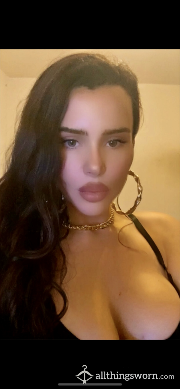 JOI WORSHIP THE QUEEN GODDESS AS SHE INSTRUCTS YOU POV STYLE HYPNOTISED BY HER EYES AND HUGE ASSETS AS SHE PLAYS SEDUCTIVELY WHILE YOU SERVE HER AS THE BETA SUB YOU ARE !