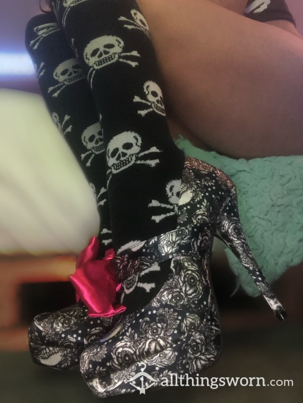 Knee High Skull ☠️ Toe Socks