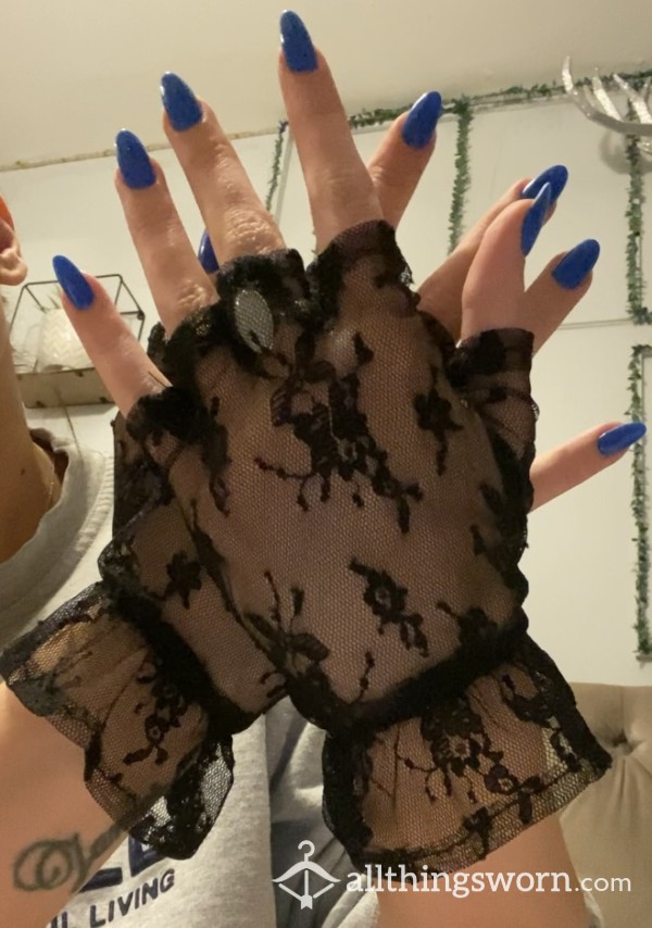 Lacy Black Gloves 🧤