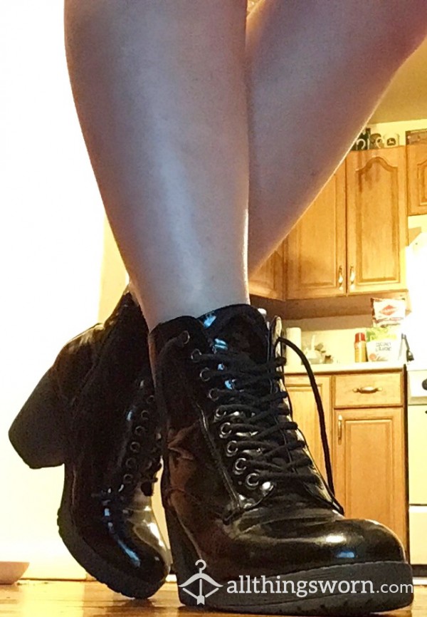 LEATHER LACE-UP BOOTS