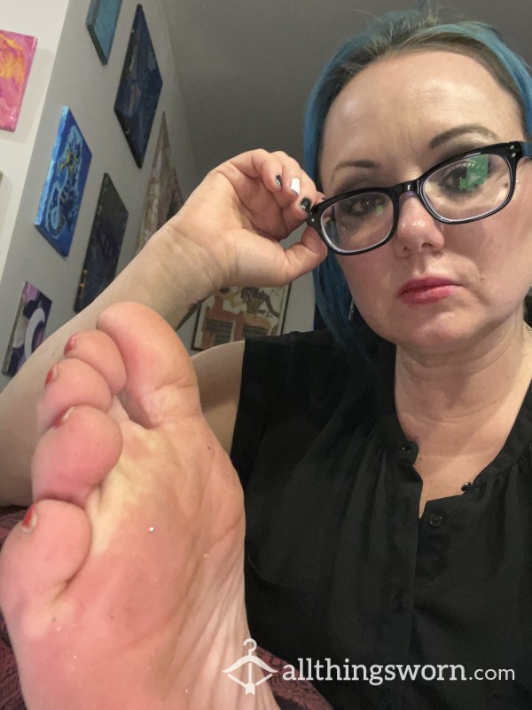 Long Day At The Office Wants Her Slave To Worship Feet When Getting Home
