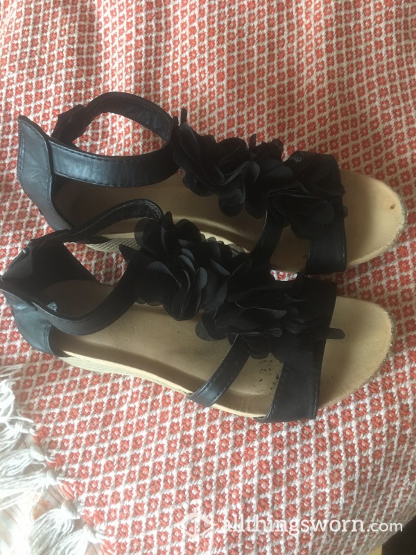 Low Wedge T Bar Ruffle Sandals - Well Worn Size 4 💋💋 Zip Back Leather Effect