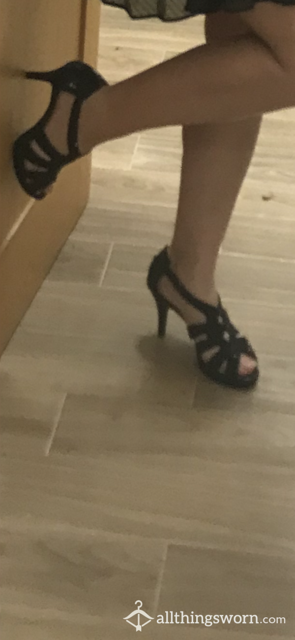 MILF In High Heels At The Office3 Pics