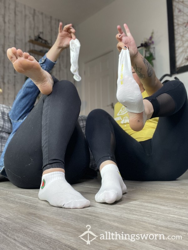 Do Mine And My Sisters Feet Look The Same?! 🦶