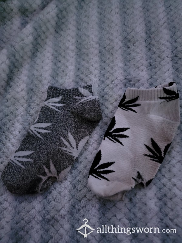 Mismatching Gray And White Weed Leaf Socks