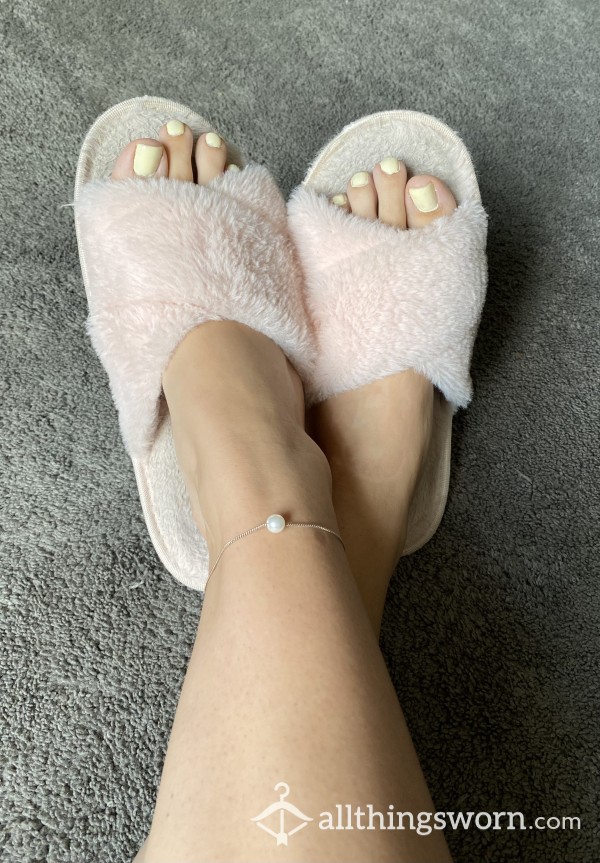 M/L Well Worn Open Toe Pink Fuzzy Slippers