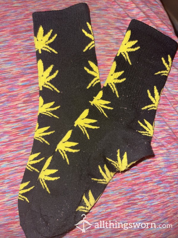 Meaty Size 10US Yellow And Black Weed Leaf Socks