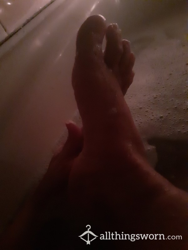 🥰 My Right Foot Getting Washed In My 🔥 Hot Candle Lit Bath ... Feeling The Love ❤