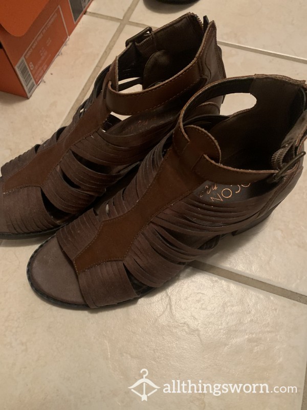 Old Dusty Brown Sandals With Small Heel