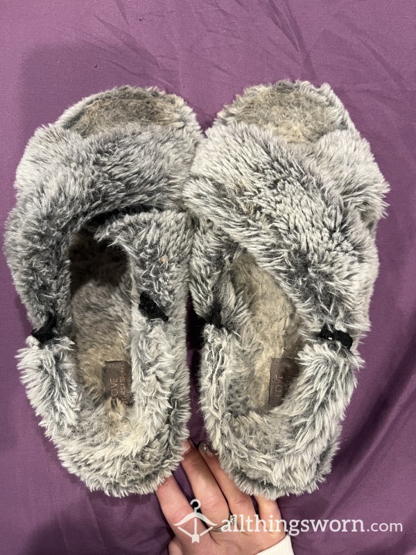 Old, Pink Gray Beat Down Into The Ground House Slippers 🏡. My Smelly Feet Have Worn These For YEARS!! Check Out My Foot Prints  🦶🏼imbedded In The Bottoms