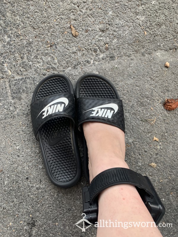 Old SMELLY Nike Slides Size 7