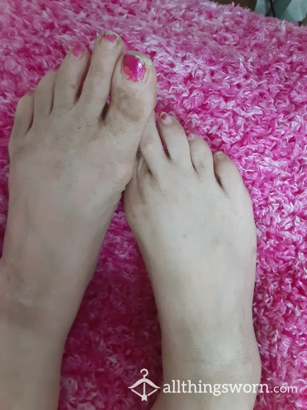 PHOTO SET & BONUS VIDEO CLIP SET Dirty Kitty Paws Tootsies Extremely Dirty After A Long Barefoot Walk