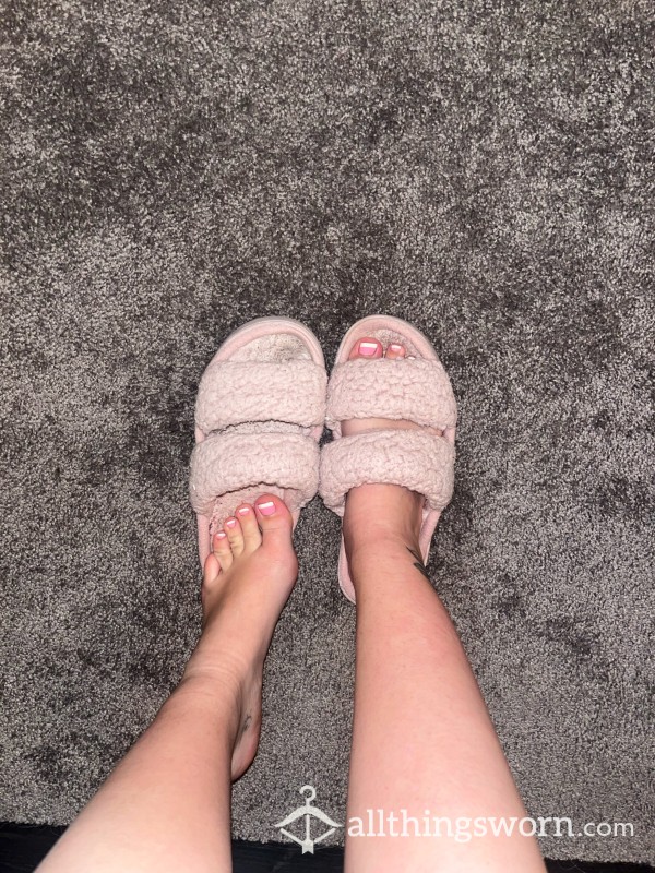 Pink Fuzzy House Slippers🩷