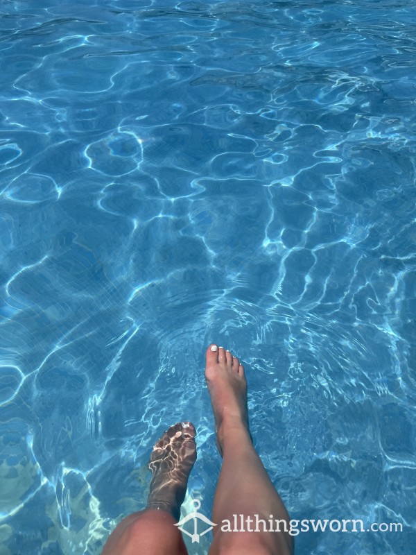 Poolside Feet Pics 🦶🏻🌊