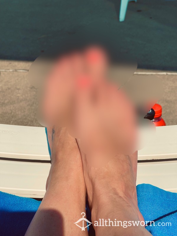 Pretty Toes By The Pool