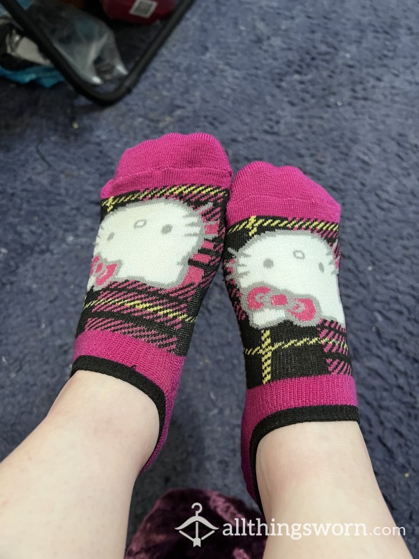Ready-To-Be-Worn: Hot Pink Plaid Hello Kitty No-Show Socklets