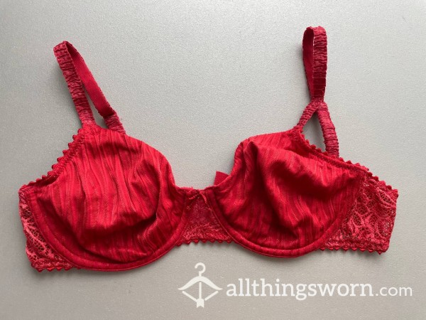 💌 Well Worn Red Lacy Bra 💌