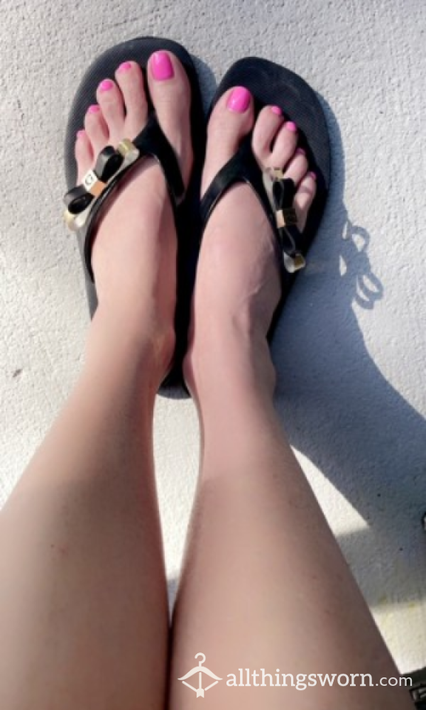 Roxie Rae's Worn Black Guess Size 5 Flip Flops