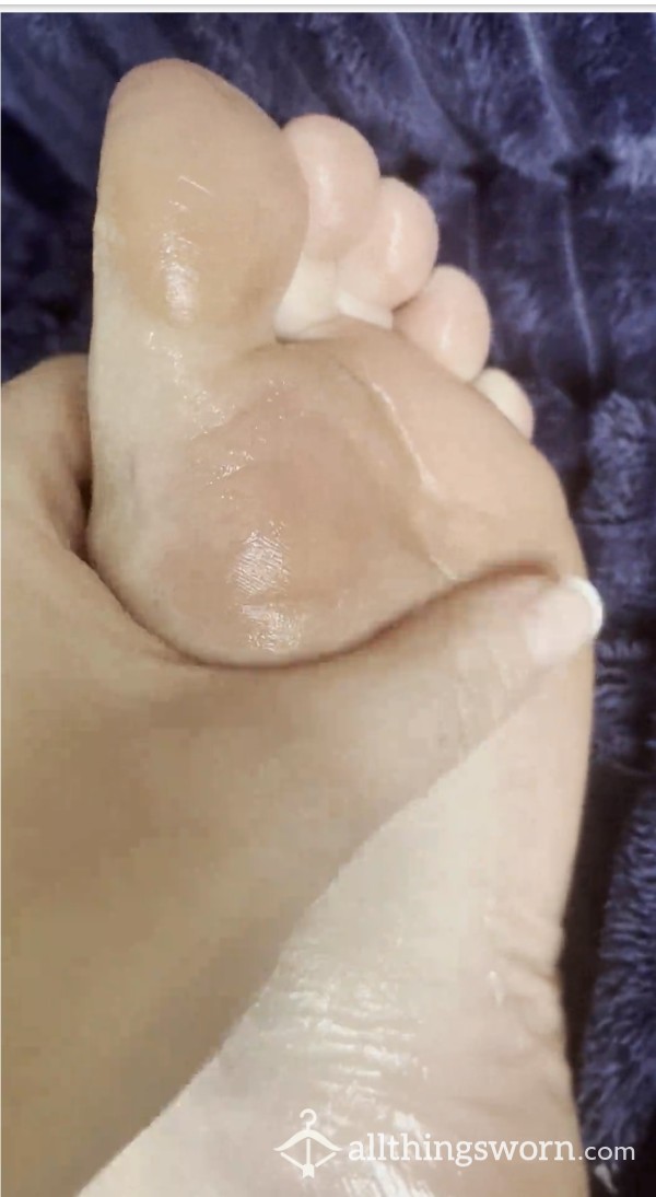Oiling Up My Feet For You 😏🦶🏻