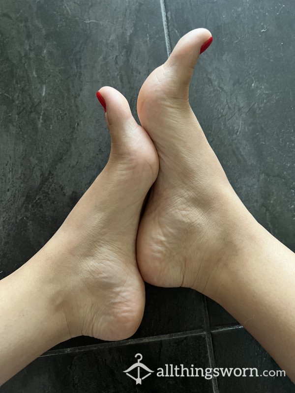 10 Close Up Pictures Of Soles, Arches, Toes In Your Face