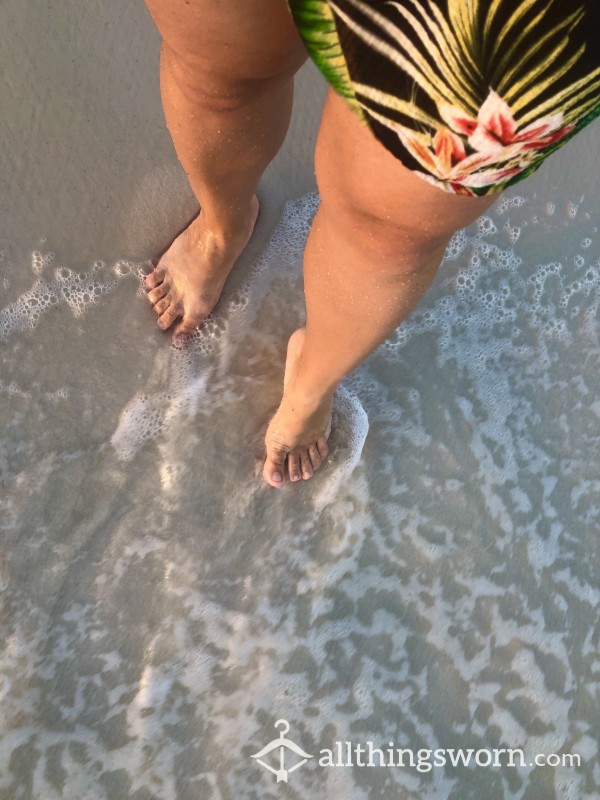Sexy Feet Beach Wave Play