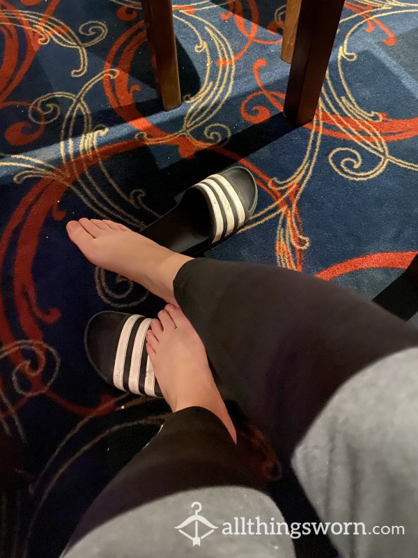 Sexy Public Foot-Tease (the New Strip Tease) 😇😈