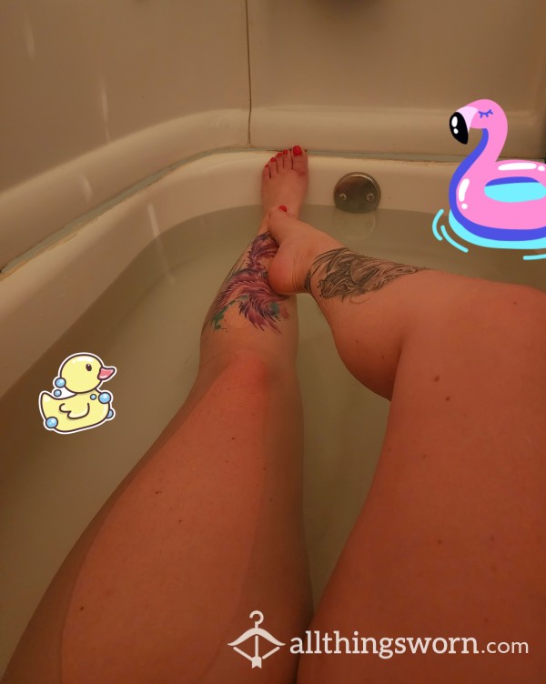 Shaving My Legs 🦵 In Tub 🛀
