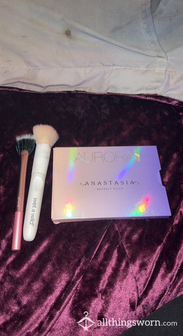 Sissy Makeup Package: Anastasia Beverly Hills Highlighter Palette & Two Makeup Brushes