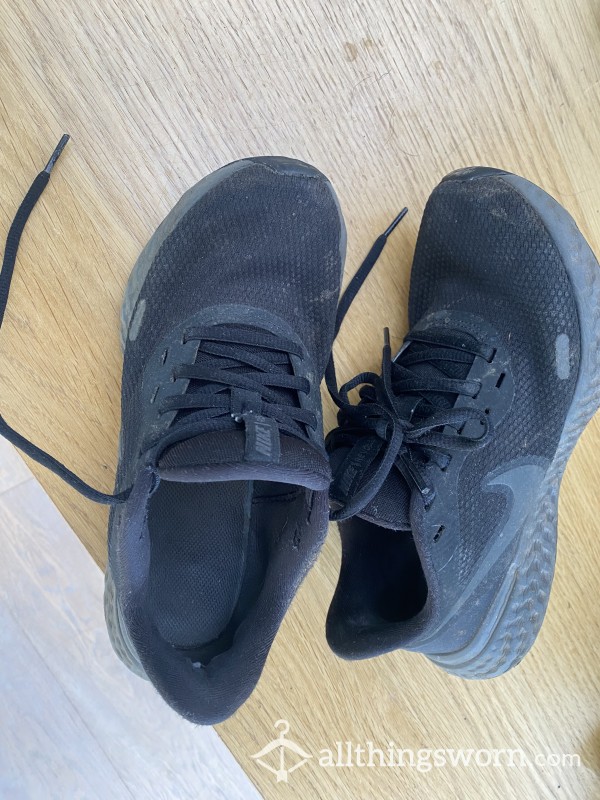 Size 4 Very Old Nike Gym / Running Trainers.  Very Smelly