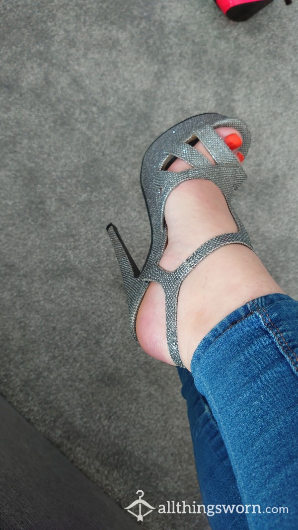 Size 6, Silver Heels 👠