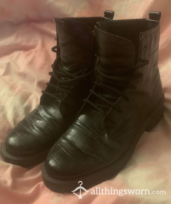 Size 7, Black Shiny Boots