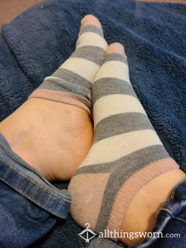 Size 7.5 Feet Gray White And Pink Striped Socks