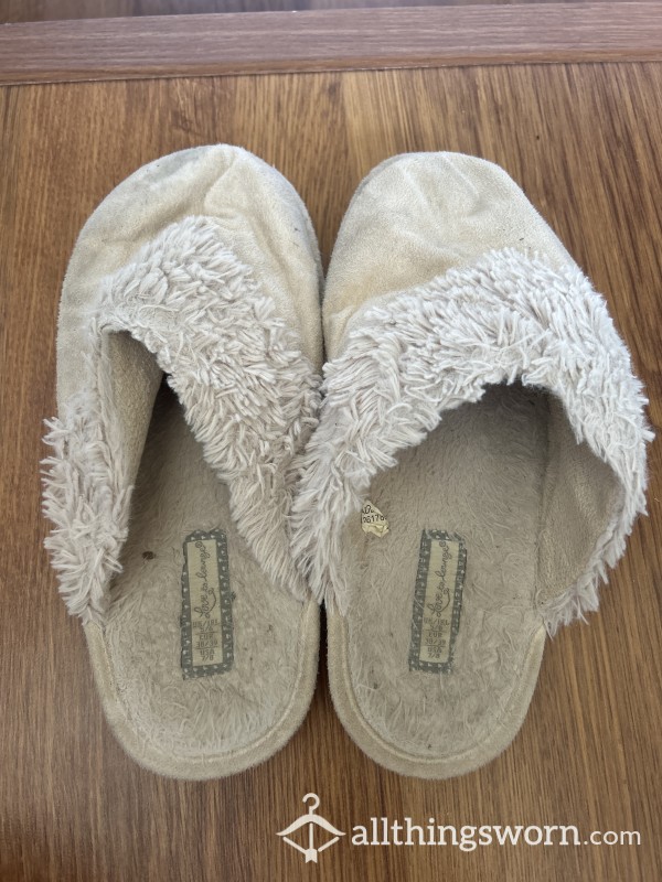 Slippers Closed Toe Size 6 - Well Worn 🤍