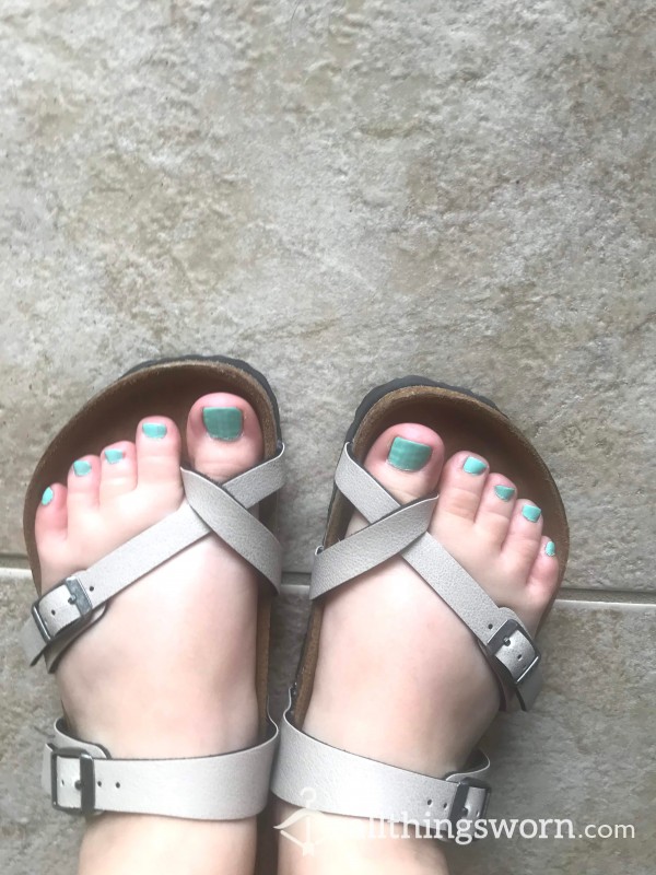 Small, Sexy Feet 2 (5 Photos)