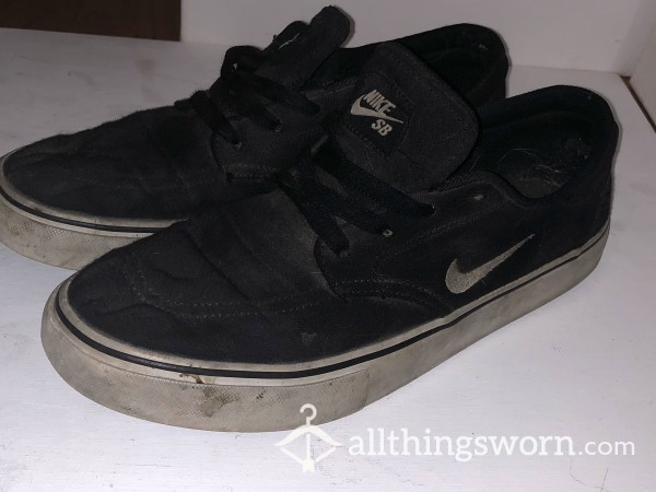 SMELLY NIKE TRAINERS (Shipping Included)