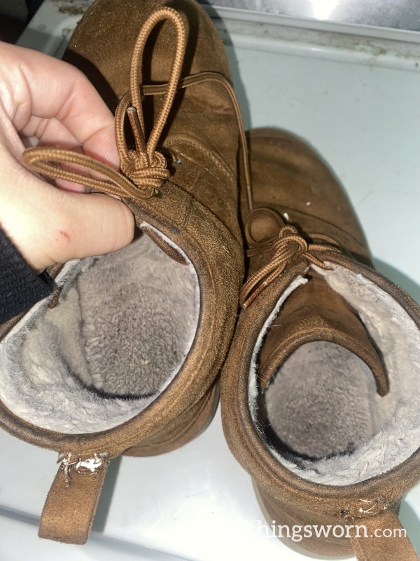DISCOUNTED- Smelly Worn Tan Ankle Boots/ UGG Style