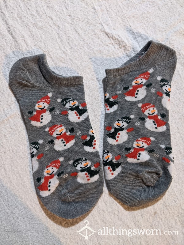 🛒📸☃️ Sonoma Brand ☃️ Small ☃️ Ankle Socks ☃️ 97% Polyester ☃️ 3% Spandex ☃️ Grey Socks With Happy Snowmen ☃️