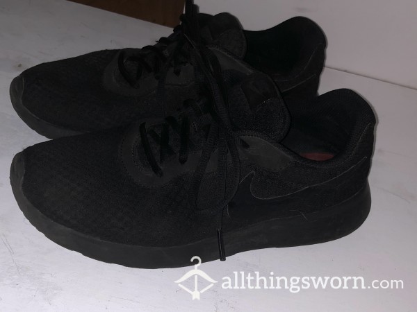 STINKY NIKE TRAINERS (Shipping Included)