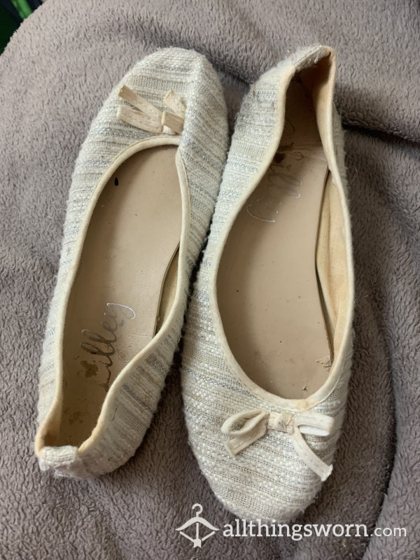 Stinky Smelly Well Worn Cream Fabric Flats Dolly Pumps