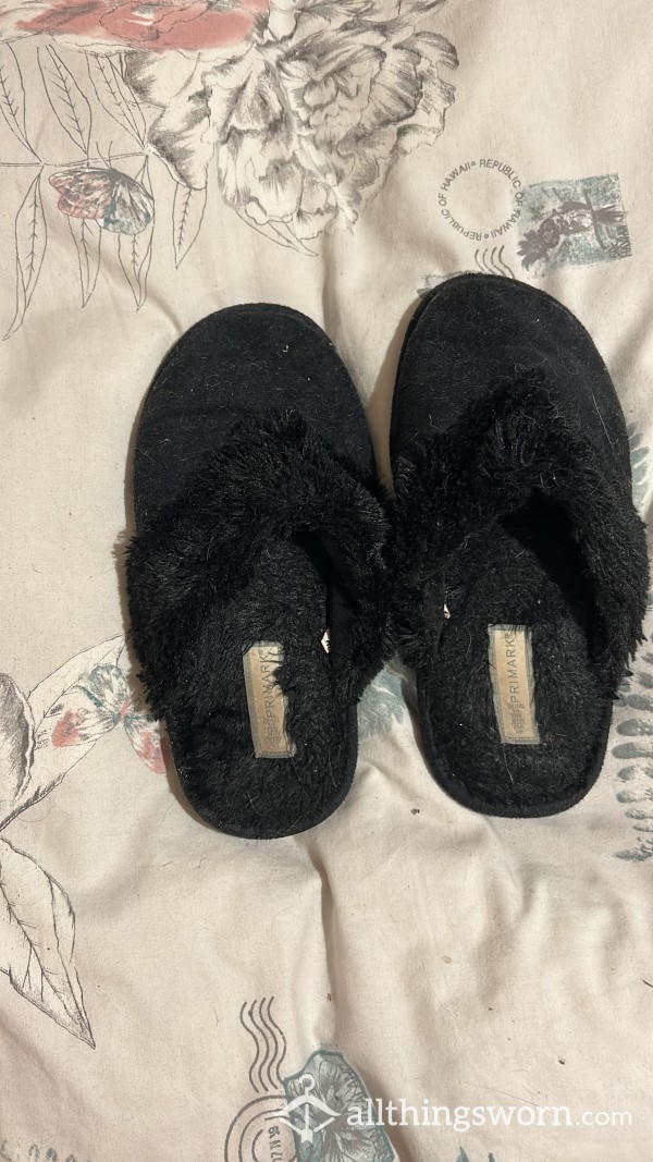Strong Smelling Well Worn Closed Toe Slippers 🥿