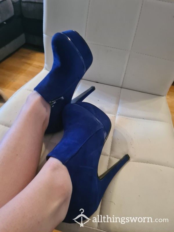 Stunning Ankle Boots & Free Photoset 💙💦