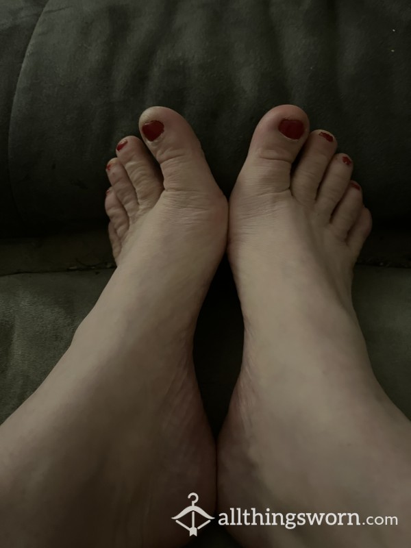 Such Pretty Feet, So Many Socks…