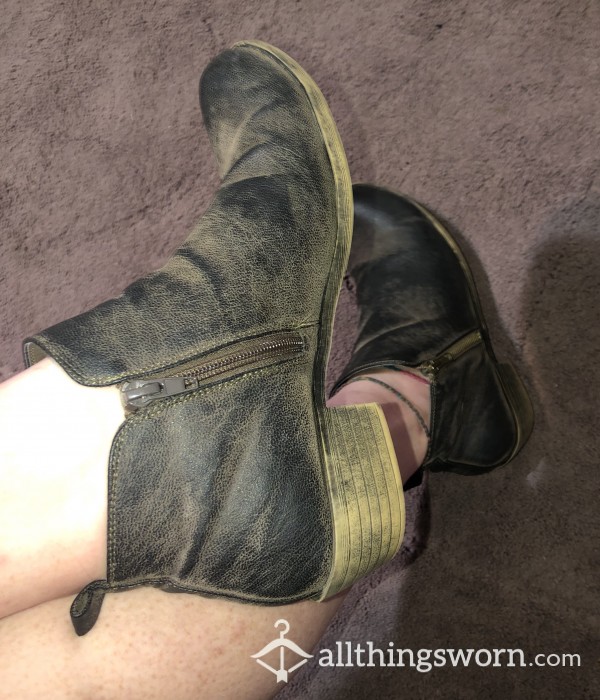 Sz. 10 Well Worn Gray Ankle Boots