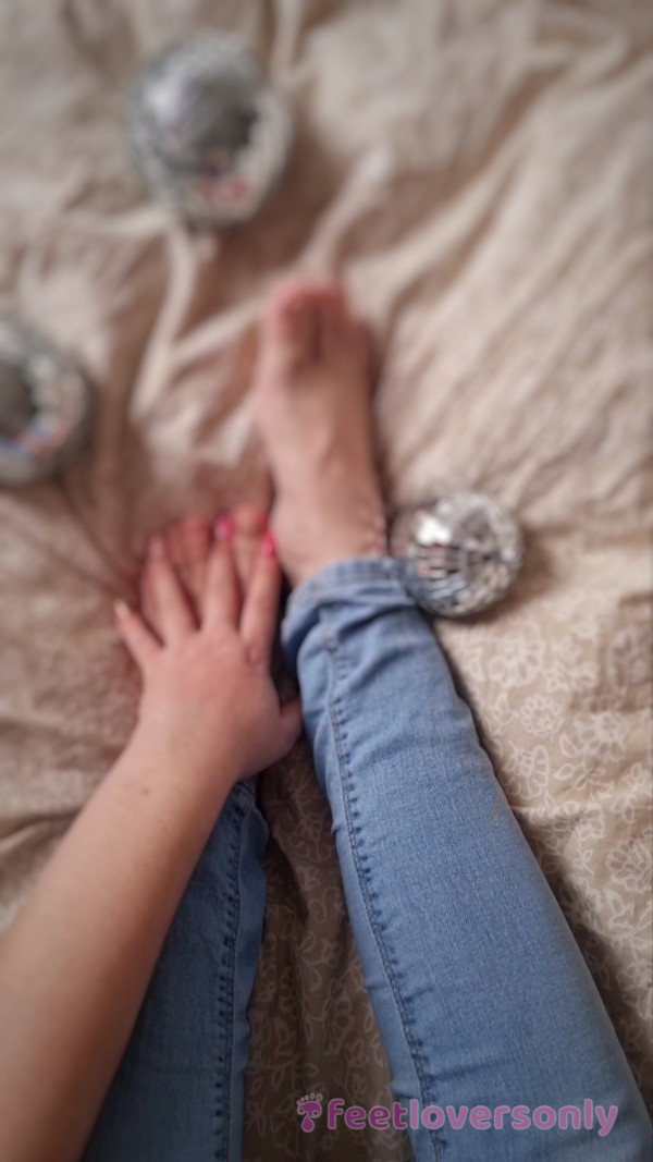 WATCH ME GENTLY TOUCH AND PLAY WITH MY FEET 🔥 BARE FEET, LEGS IN JEANS AND A COMFY BED 🥰 0:40 INSTANT ACCESS + G-DRIVE