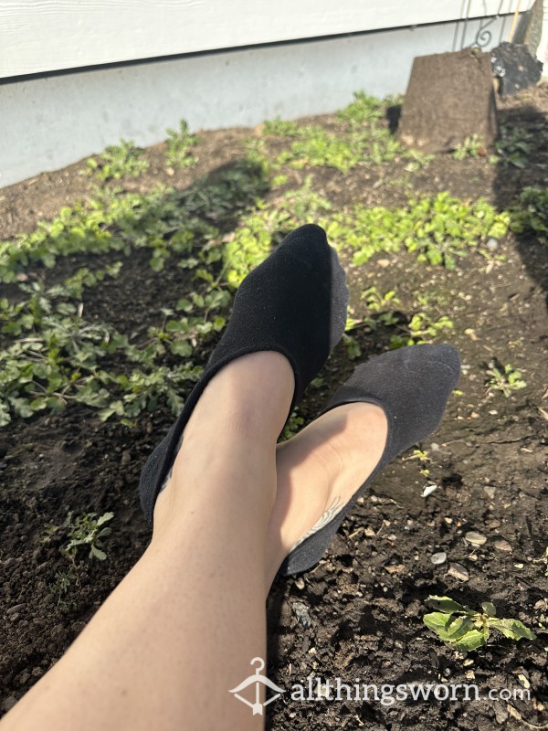 Tattooed Feet Playing In The Garden🦶🏼🌱🖤 9 Seconds