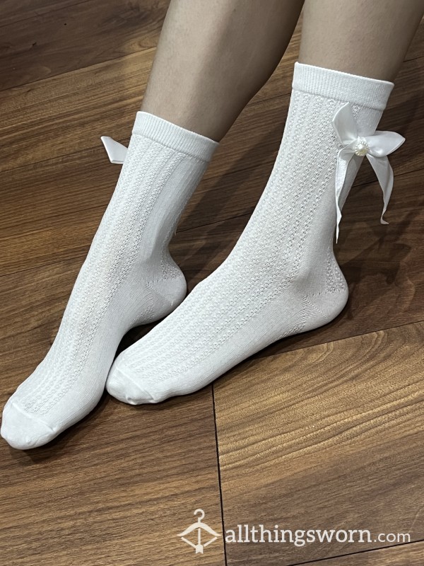 Textured White Crew Socks With Ribbon Bow & Pearl