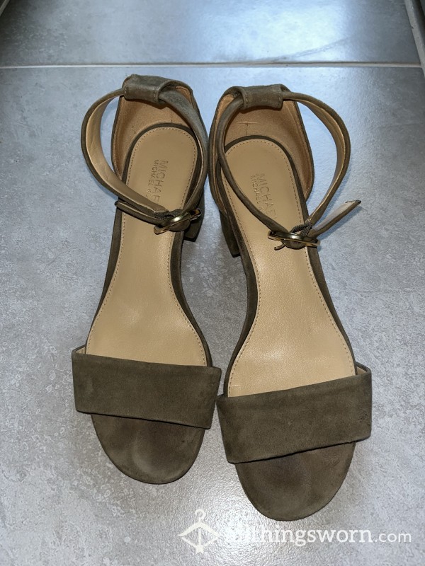 These GREEN VELVET Ankle Heels Are Just Adorable