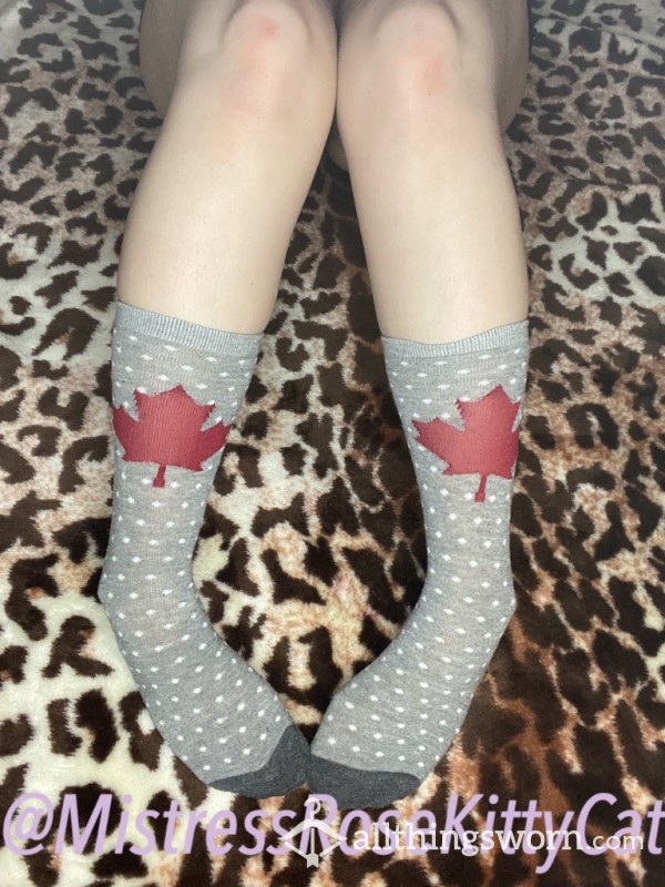 These Grey Maple Leaf Socks Are Cotton And Comfy 🇨🇦