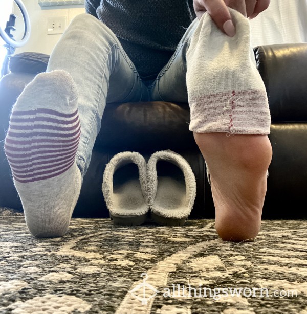 These STINKY OLD SLIPPERS Make My SOCKS🧦 And FEET🦶 Sweat 💦so Much!! And Smell 🐽so DANK SO FAST! !🥵🥵🥵