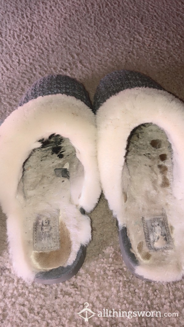 UGGS SLIPPERS FILTHY SMELLY NEVER WASHED. WORN DAILY FOR 3 YEARS